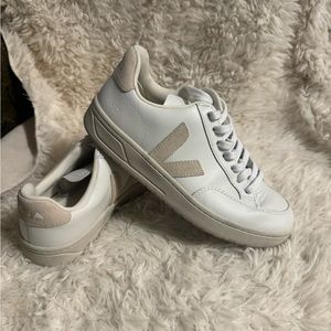 Veja Gender Inclusive V-12 Sneaker